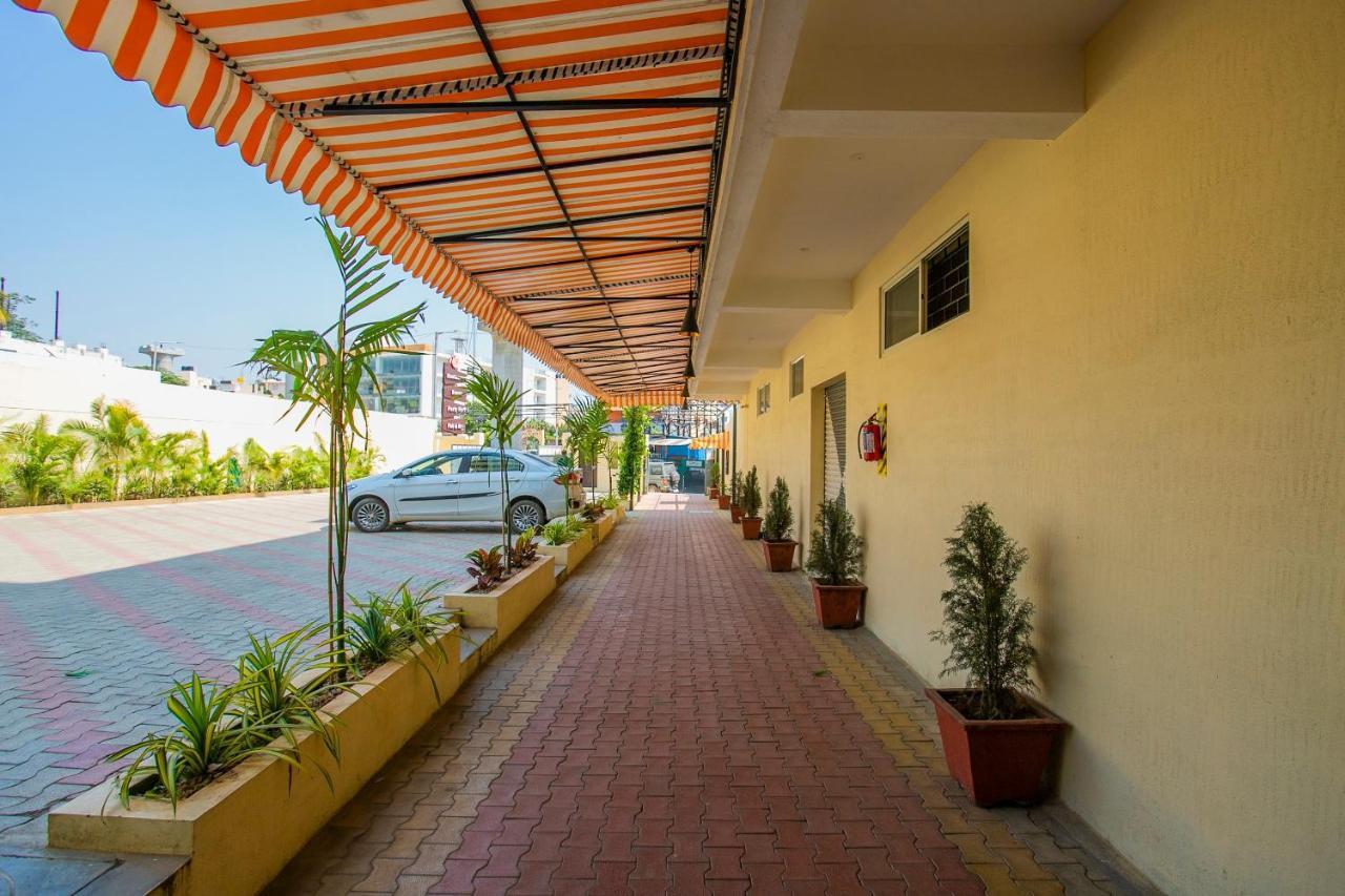 Oyo 22837 Chairmen'S Hotel Bangalore Exterior photo